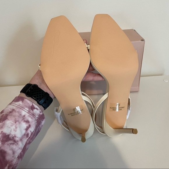 NIB Olivia Jaymes Siobhan Ivory Ankle Strap Heels - Picture 4 of 6